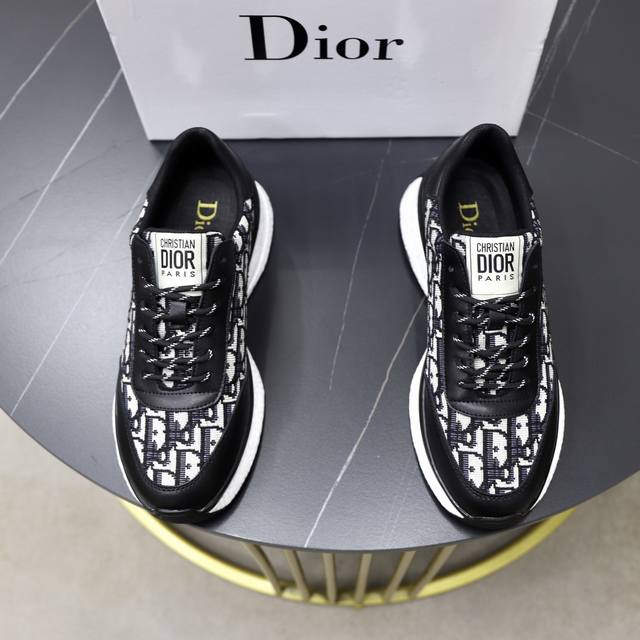 出厂价Pp： 品牌：迪奥Dior 标准码：38-44 45订做 等级：官网同款 材料：原版材料拼接 舒适透气内里 轻便耐磨运动大底 款式类别：男士时尚休闲鞋 跑