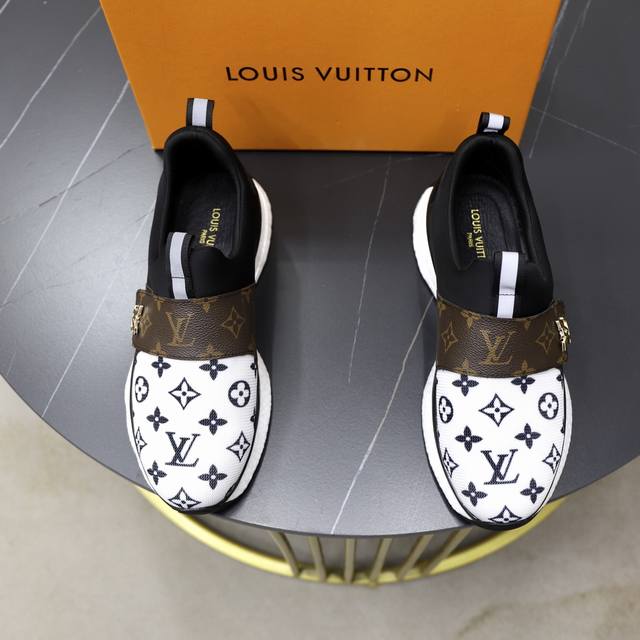 出厂价Pp： 品牌：Lv 标准码：38-44 45订做 等级：官网同款 材料：原版皮料拼接 舒适透气内里 原厂耐磨大底 款式类别：男士时尚休闲鞋 跑步 运动鞋