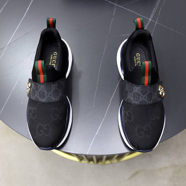 出厂价Pp： 品牌：古奇Gucci 标准码：38-44 45订做 等级：官网同款 材料：原版皮料拼接 舒适透气内里 原厂耐磨大底 款式类别：男士时尚休闲鞋 跑步