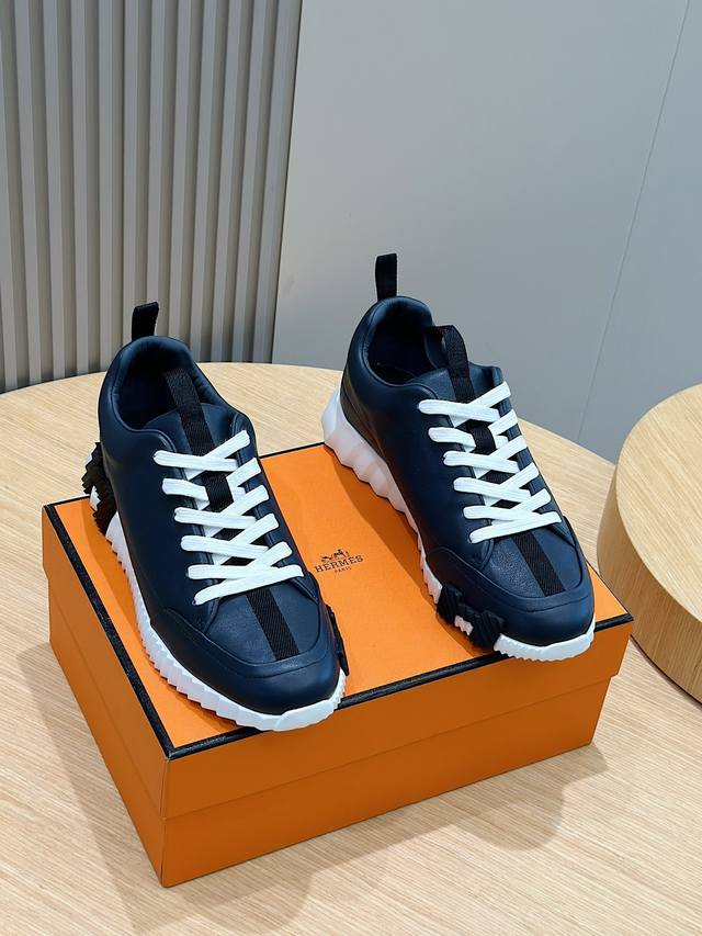 爱马仕Hermes Jump男士小牛皮运动鞋。 超大轻盈鞋底装饰几何图案，打造百搭的现代风格。 橡胶鞋底，前端橡胶嵌饰 Size:38-44