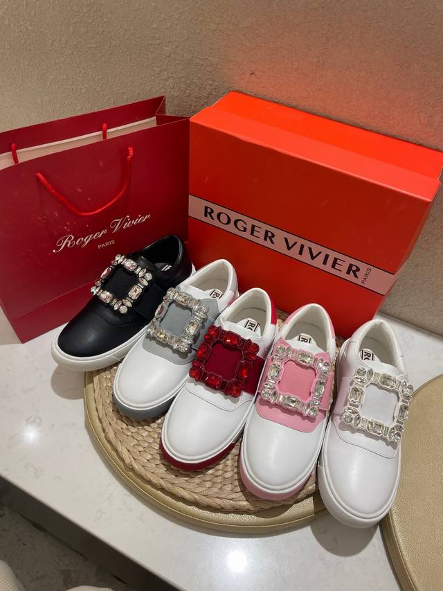 新款女鞋Viv Golf钻扣皮革运动鞋小白鞋 梦中情鞋Rv钻扣小白鞋！轻运动风潮来袭，简便运动鞋以鞋底花型图案令人眼前一亮。巧妙释合都市时尚与实用功能，本款运动