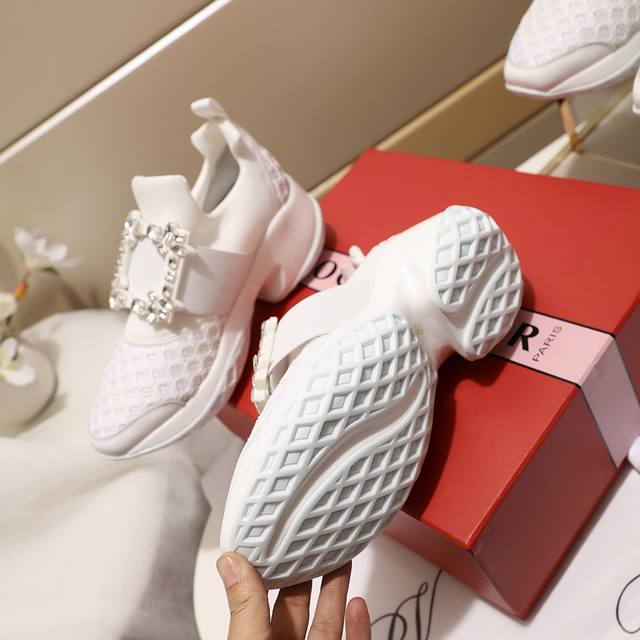 Roger Vivier 』罗杰维维亚2025秋冬秀经典钻扣休闲鞋1:1原版复刻，最高版本！欧阳娜娜同款众多明星上脚，无论搭配裙装裤装休闲不失优雅，今年秋冬必买
