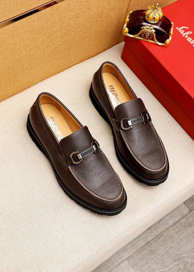 商品商标：Ferragamo 菲拉格慕 休闲皮鞋 正码码数: 38-44 45.46订制 商品材料：精选 进口头层荔枝纹牛皮鞋面+奢华五金扣，进口水染牛皮内里。