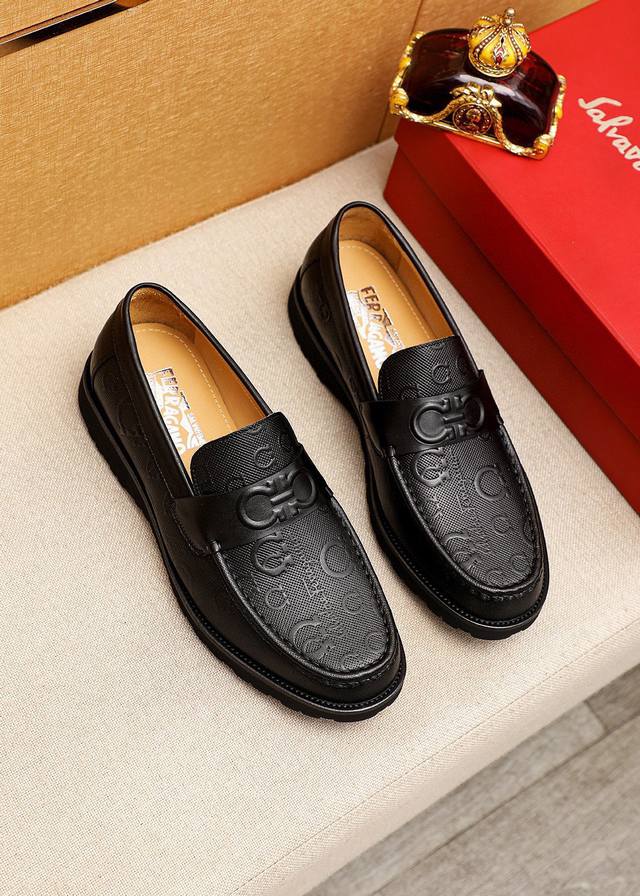 商品商标：Ferragamo 菲拉格慕 休闲皮鞋 正码码数: 38-44 45.46订制 商品材料：精选 进口头层小牛皮圧花鞋面，进口水染牛皮内里。强烈立体视觉