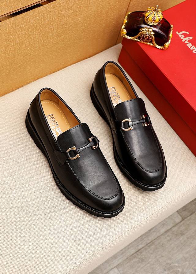 商品商标：Ferragamo 菲拉格慕 休闲皮鞋 正码码数: 38-44 45.46订制 商品材料：精选 进口头层小牛皮鞋面+奢华五金扣，进口水染牛皮内里。强烈