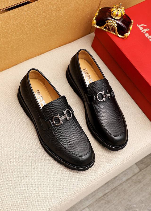 商品商标：Ferragamo 菲拉格慕 休闲皮鞋 正码码数: 38-44 45.46订制 商品材料：精选 进口头层小牛皮圧花鞋面+奢华五金扣，进口水染牛皮内里。