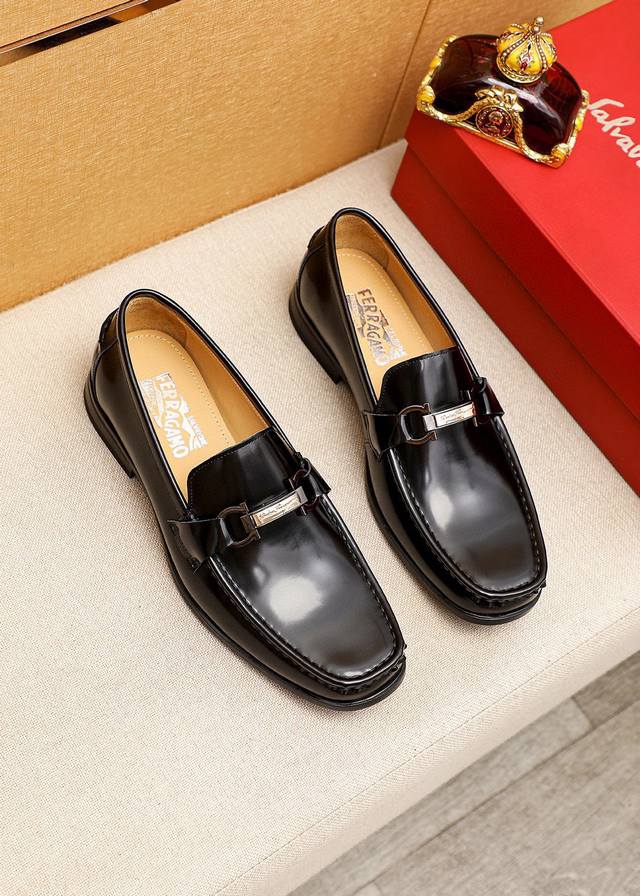 商品商标：Ferragamo 菲拉格慕 休闲皮鞋 正码码数: 38-44 45.46订制 商品材料：精选 进口头层开边珠牛皮鞋面+奢华五金扣，进口水染牛皮内里。