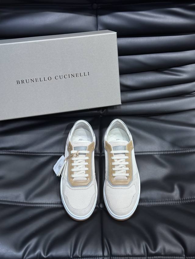 Brunello Cucinelli 老钱风意大利顶奢休闲男鞋，面料采用意大利进口牛皮，立体感和亲肤感十足！鞋头部分采用经典M形状头型设计，此款鞋型堪称经典，永