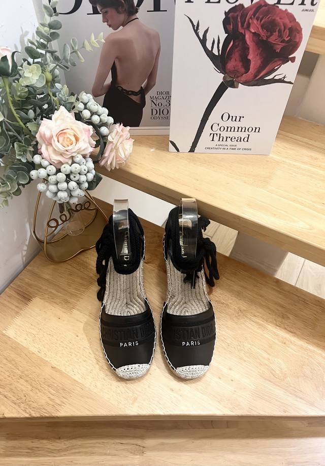 工厂P价 女装女鞋 运动原单 Dior 迪奥25秋冬，坡跟凉鞋 商品介绍:Dior Granville 系带麻底鞋是2025年 秋季系列的新品，是一款兼具优雅休