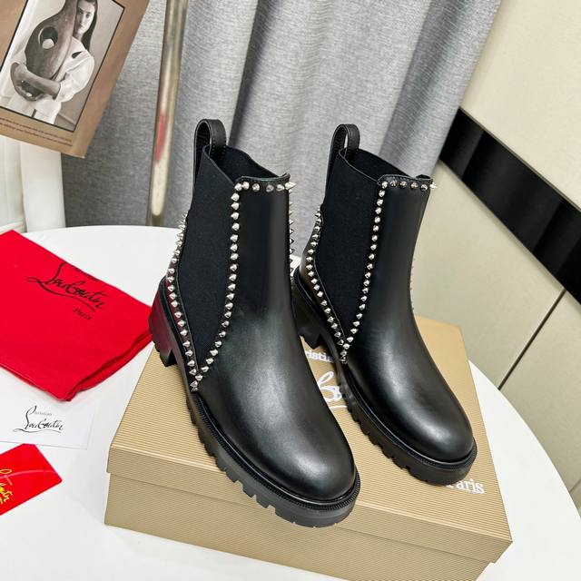 工厂P价 女装女鞋 运动原单 Christian Louboutin经典爆款经久耐看. 原版开发高品质专柜新品、原版套宣饱满帅气靴形、鞋面铆钉设计、配加顶级工艺
