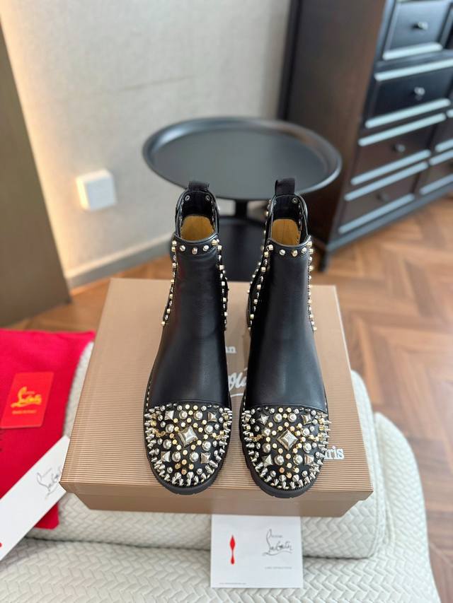工厂P价 女装女鞋 运动原单经典爆款.经久好看.上图必卖. Christian Louboutin秋冬款 原版开发高品质专柜新品、原版套宣饱满帅气靴形、鞋头铆钉