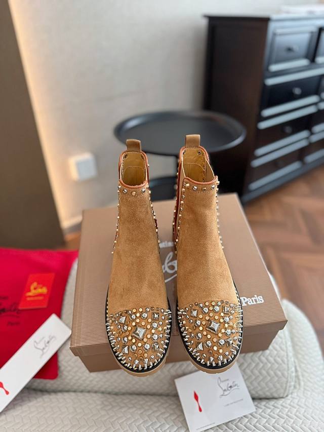 工厂P价 女装女鞋 运动原单经典爆款.经久好看.上图必卖. Christian Louboutin秋冬款 原版开发高品质专柜新品、原版套宣饱满帅气靴形、鞋头铆钉