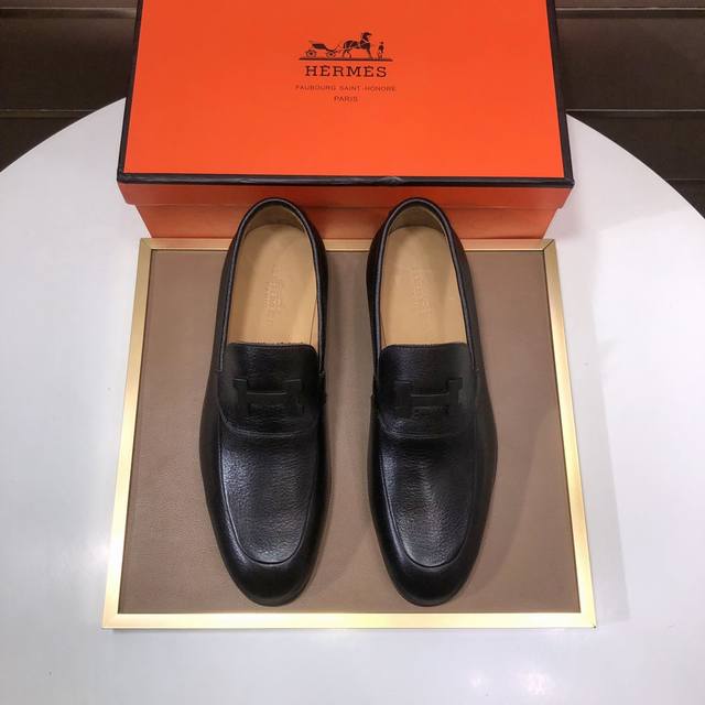 调工厂P价 男装男鞋 运动原单 爱马仕 Hermes 牛皮内里 意大利顶级奢侈他不追求新奇的款式和华丽的色彩，以其完美无瑕、优雅、经典的风格吸引着成功男士的青睐