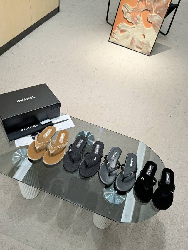 工厂P价 女装女鞋 运动原单 Chanel 春季新款 丝绒水晶钻春夏秀场人字拖鞋 ，低调的外观搭配闪亮的精致面料，同时在人字拖条带上还镶嵌了Chanel水晶标志