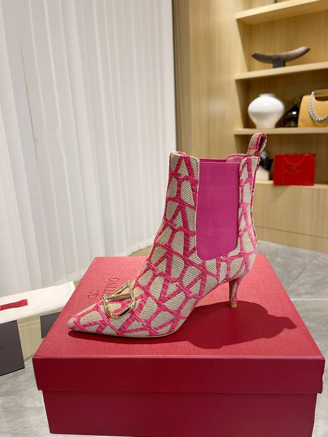 工厂P价 女装女鞋 运动原单 Valentino 华伦天奴～独特的 V标织物印花图案 配浅金色金属 V扣 时装女靴：原版工艺制作，上脚舒适百搭显大长腿！绝对上档