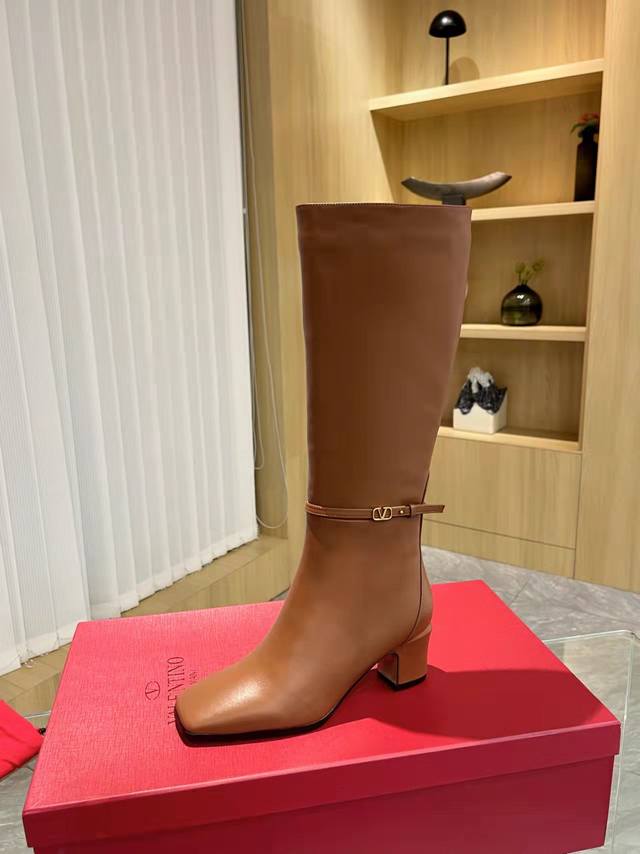 工厂P价 女装女鞋 运动原单 Valentino 华伦天奴秋冬时装女靴：上脚舒适百搭超女人味 面料：进口头层牛皮配内拉链款内里垫脚全部高端羊皮！ 大底：防滑耐磨