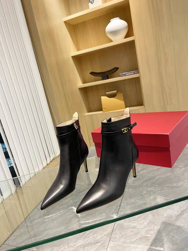 工厂P价 女装女鞋 运动原单 Valentino 华伦天奴秋冬时装女靴：上脚舒适百搭超女人味 面料：进口头层牛皮配内拉链款内里垫脚全部高端羊皮！ 大底：防滑耐磨