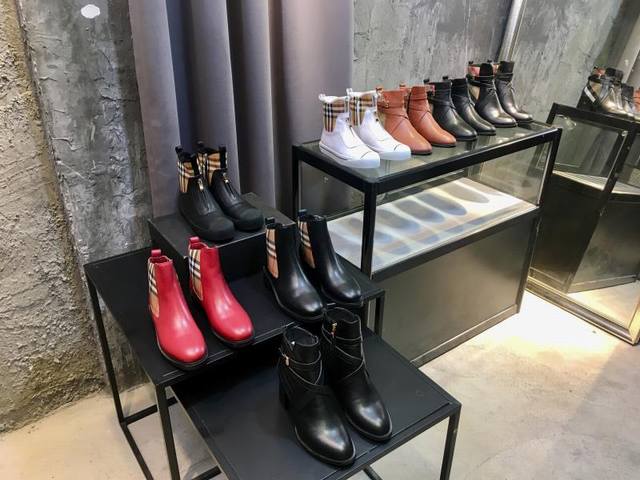 工厂P价 女装女鞋 运动原单新款中筒靴子 鞋面：50%棉，50%牛皮；金属装饰 内衬：100%棉， 鞋底：100%橡胶 精选平滑皮革材质，搭配品牌 House