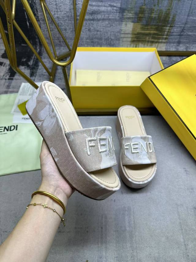 工厂P价 女装女鞋 运动原单 Fendi最新爆款宽带厚底拖鞋，彩色印花布材质，饰有浅色撞色印花图案，同色皮面内底，同色Fendi纱线刺绣，35-42码
