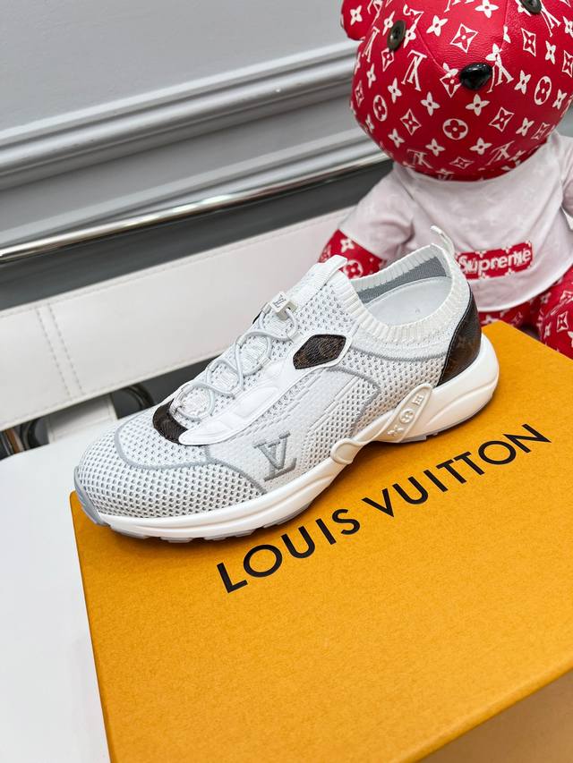 工厂P价 女装女鞋 运动原单 Louis Vuitton路易威登最新款上货了，1:1高级定制飞织鞋面，上脚轻盈，舒适，休闲必备款，原版鞋楦。 码数:35 46