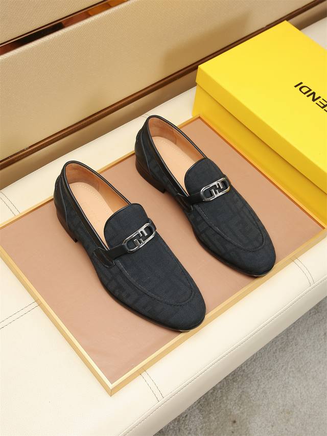 调工厂P价 男装男鞋 运动原单 Fendi 最新男士正装皮鞋经典系列不容错过头层采用进口头层牛皮原单品质，皮质光滑细腻版型超赞，完美流线型轮廓牛皮内里，码数38