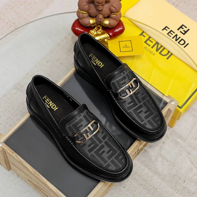 调工厂P价 男装男鞋 运动原单 Fendi 最新男士正装皮鞋经典系列不容错过头层采用进口头层牛皮原单品质，皮质光滑细腻版型超赞，完美流线型轮廓皮内里，2色，码数