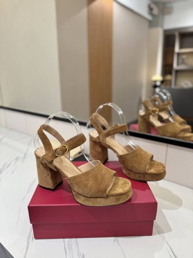 出厂价Pp： 女装女鞋 运动原单 华伦Valentino最新款恨天高粗跟高跟凉鞋 明星同款 上脚秒变大长腿 鞋面：牛猄 内里及垫脚：混种羊皮 鞋底：意大利A级真