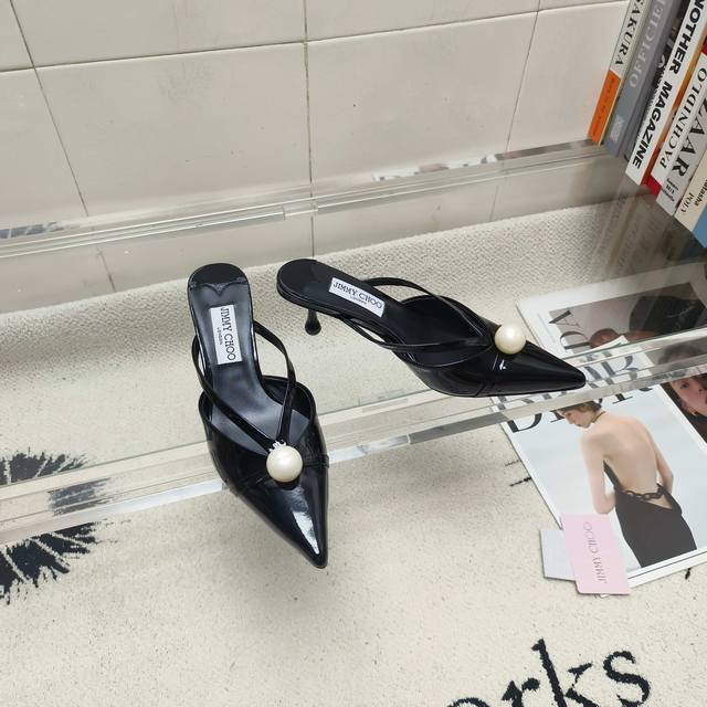 工厂P价 女装女鞋 运动原单 Jimmy Choo 尖头漆皮大珍珠女鞋新款优雅细带凉拖包头凉鞋时髦别致，令人一见倾心。 鞋面：进口漆皮 内里：进口小羊皮 大底：