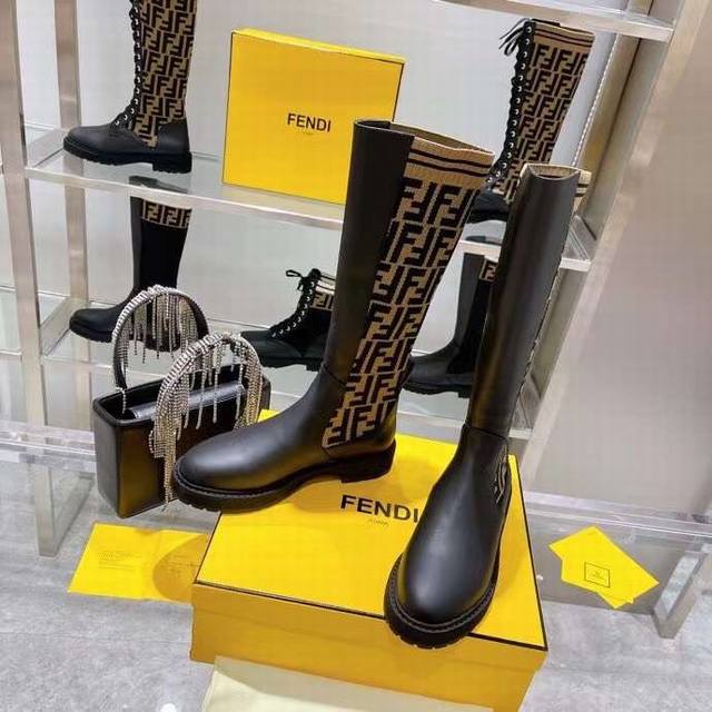 工厂P价 女装女鞋 运动原单 Fendi 芬迪经典，专柜都是断货王 Logo大气时尚 明星欧阳娜娜 大表姐刘雯都有穿的经典款 材质:原版1:1复刻针织靴筒 鞋面