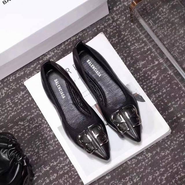 工厂P价 女装女鞋 运动原单 巴黎世家蛋卷鞋百搭款，柔软Tpu大底，穿着舒适轻便，实体店跑量款，面料：绵羊皮，内里垫脚绵羊皮 码数35-40、三色入、黑、粉、米