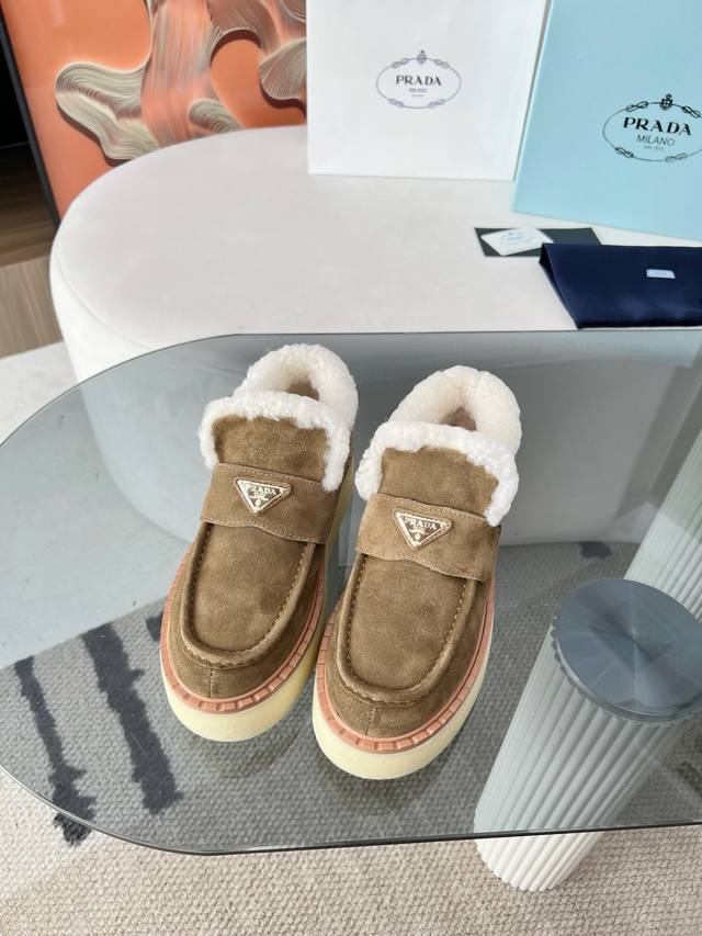工厂P价 女装女鞋 运动原单最新系列！Prada 普拉达 秋冬季新款毛拖鞋 三角扣面包包头半拖鞋 最新走秀系列 经典升级 舒适度与时髦度并存 每个颜色搭配都好看