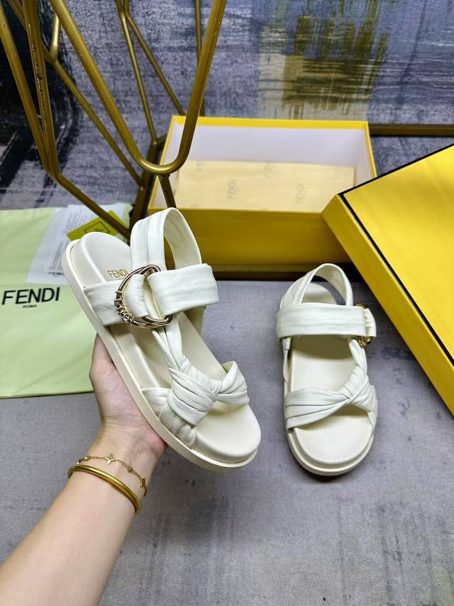 工厂P价 女装女鞋 运动原单 Fendi最新垫料双带平底凉鞋，带三维Fendi字样金色装饰性D环搭扣，面料纳帕柔软皮料材质。35-45码