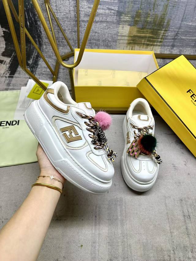 工厂P价 女装女鞋 运动原单 Fendi Match系带运动鞋。白色面料，带米色细节。侧边饰有撞色皮革Ff贴花，白色、米色和棕色登山鞋带。橡胶厚鞋底，后跟处饰有