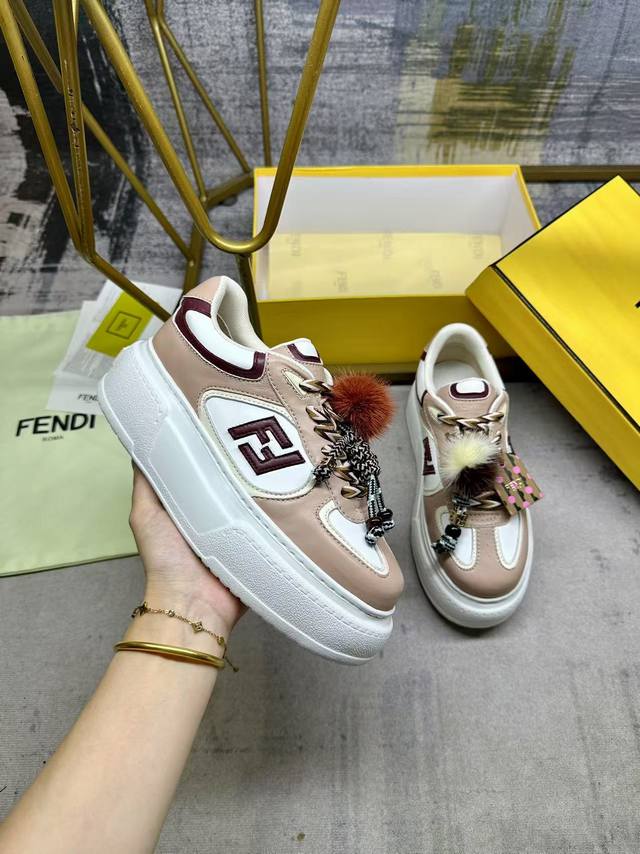 工厂P价 女装女鞋 运动原单 Fendi Match系带运动鞋。粉色面料，带米白色和酒红色细节。侧边饰有撞色皮革Ff贴花，白色、粉色和酒红色登山鞋带。橡胶厚鞋底