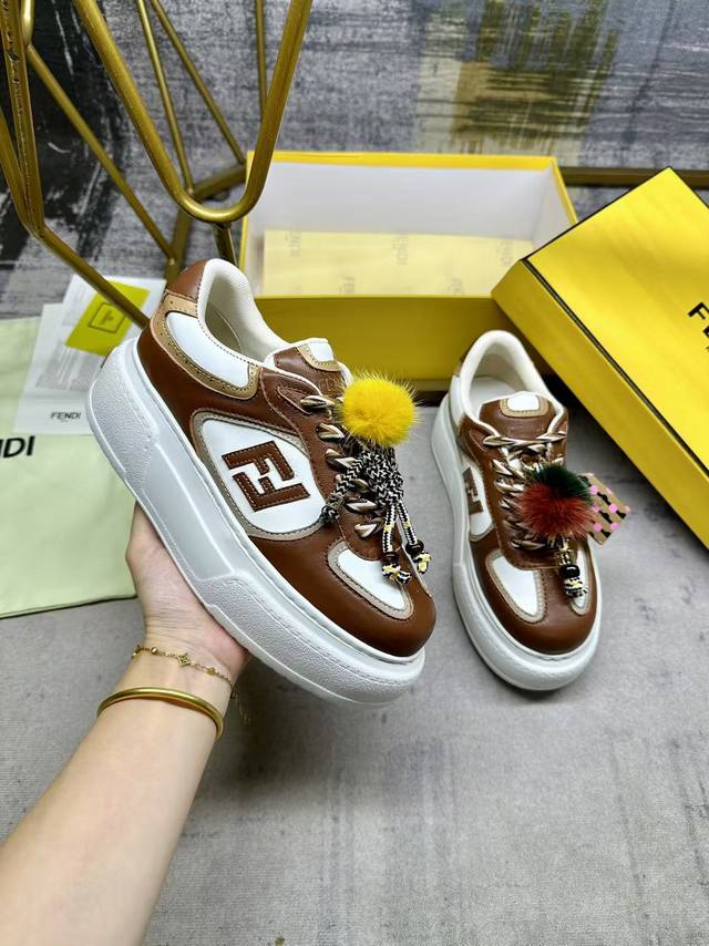 工厂P价 女装女鞋 运动原单 Fendi Match系带运动鞋。棕色面料，带米色细节。侧边饰有撞色皮革Ff贴花，白色、米色和棕色登山鞋带。橡胶厚鞋底，后跟处饰有