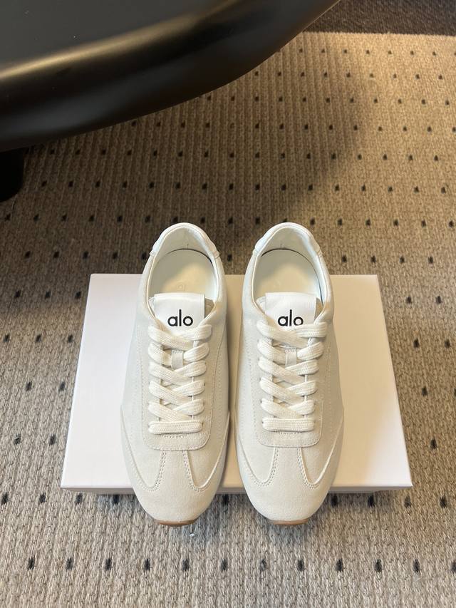 Ol* 25Ss新款 德训鞋舒适休闲款 Alo比耐克更懂女生！上脚超级百搭！而且超级舒适！是薄底款上脚一点都不沉重！非常轻便！套上袜套搭配更好看！而且还是明星同