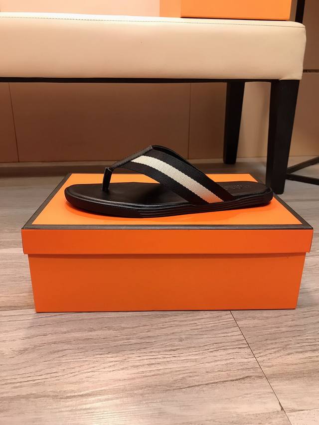 Bally 巴利 高端休闲凉拖鞋 ，男士夏天必备款，鞋面品牌织带，时尚 新颖 潮流 原版大底柔软舒适 38-44、2色选择。