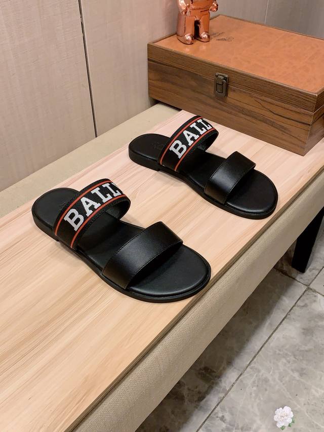 拖鞋: 新款: 厂价 巴利Bally* 系列拖鞋顶级代购男士同步发售，意大利进口织带原版精选牛皮，做工考究， ，鞋底： 超舒适 原厂特供原版底，独家双层活动成型