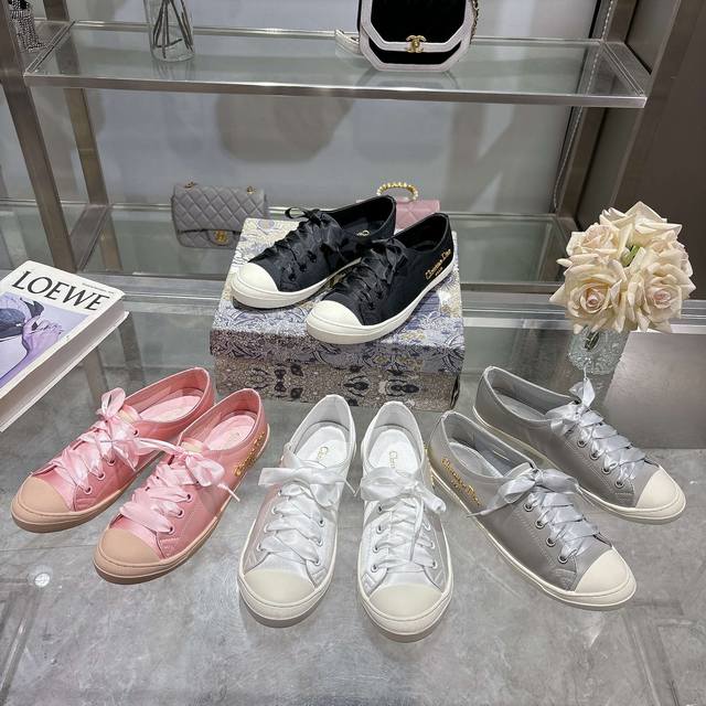 实价不让利 ，Dior迪奥芭蕾风系列休闲鞋，明星邝玲玲同款，绸缎面料，内里透气网布，垫脚羊皮，耐磨橡胶底，码数35一40。