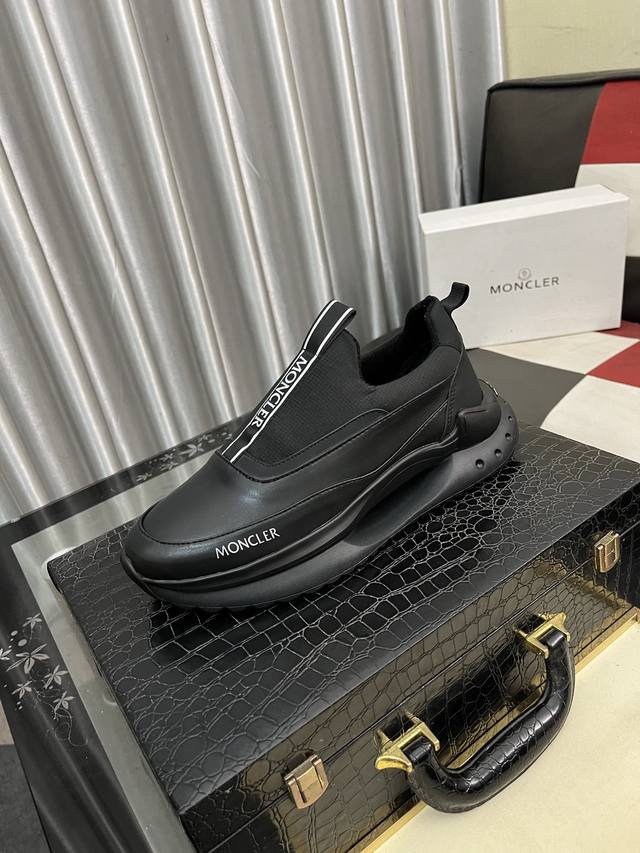 出厂价Pp： Moncler 蒙口、官网同款 高品质男鞋 材料：定制小牛皮 网布透气内里真皮鞋垫 原版开模防滑大底款式类型：男士休闲运动鞋 系带款男鞋系列 欧美