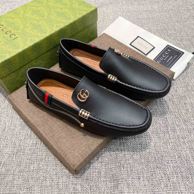 品牌古奇，英文名Gucci，官网旗舰店商务休闲驾车豆豆鞋，巴黎时装周走秀款，古奇惊世骇俗，不一样的感觉，自然不失高雅，[爱情] 鞋面采用头层进口意大利牛皮，舒适