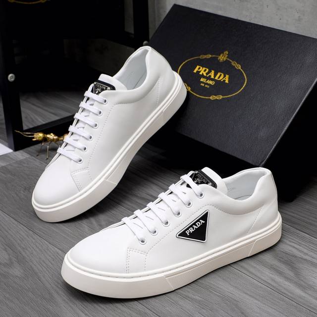 商品商标：Prada 普拉达 休闲鞋 正码码数: 38-44 商品材料：精选 头层牛皮鞋面，进口羊皮内里。原版大底