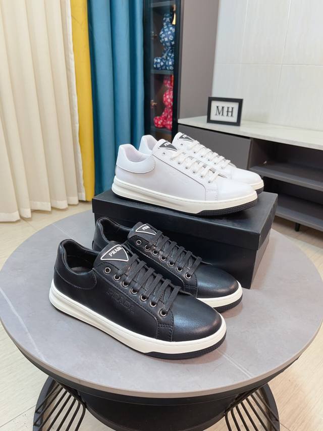 Prada 男士休闲鞋新款上市 鞋面头层牛皮进口原版大底完美造型顶级品质，鞋面金属Logo显得鞋型饱满，立体感十足，舒适透气超级百搭 高档不失品味，时尚、新颖标