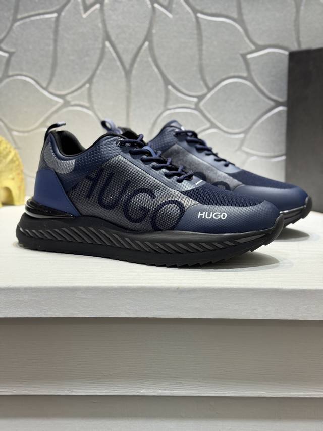 Boss 运动男鞋，以经典的设计成为永不落幕的时尚宠儿，经典的休闲造型。采用牛皮，网布内里品牌专用大底，橡胶耐磨超轻大底，轻便，整体设计和谐统一又不缺乏个性 你