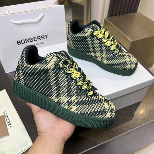顶级版本 Burberry 意大利制造的弹力尼龙运动鞋，饰有格子图案。网眼衬里款式的鞋带采用带刺拼接线，橡胶鞋底印有博柏利档案刻字。 系带闭合 圆形鞋头 带刺铁