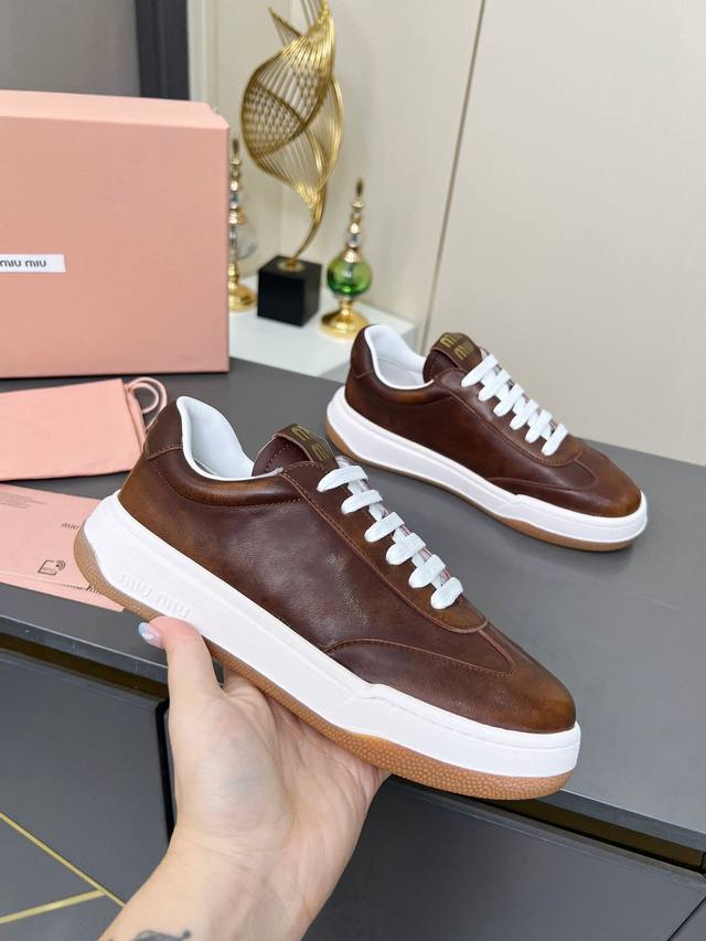 Miumiu缪缪2025早春最新走秀款 休闲 运动鞋 阿甘鞋 德训鞋 原版购入开发 做货 这款休闲运动鞋引起关注，Miumiu缪缪在各大品牌中脱颖而出的四季小白