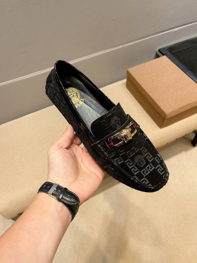 Versace 瓦莎琪 高版本～懒人套脚 潮鞋休闲 官方专柜发售，鞋面瓦莎琪标志+高端、潮流，意大利进口原版，精选头层柔软牛皮羊皮内里 拒绝脱色磨脚 越南橡胶柔