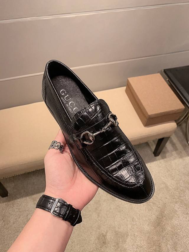 Gucci 古奇 高版本～官网正品男鞋 休闲 专柜发售，官方爆款，意大利进口原版品牌精选头层柔软牛皮。头层羊皮内里 拒绝脱色磨脚 原版底，由意大利高级总监设计师