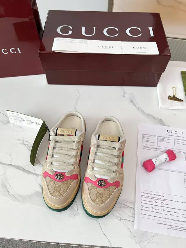 实价： Gucci 新款穆勒拖 经典复古的延续 颜值超高 巨巨巨百搭！毛巾布内里脚感软糯舒适，侧面饰红绿条纹带，巧妙点缀复古Gucci标识，半拖穿脱很方便，将夏