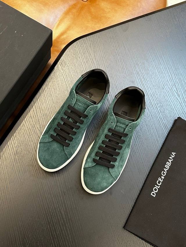 新款Dolce＆Gabbana 顶级原单Dg重工系列，新款休闲时尚鞋版型简洁大气，时尚专属时尚又大方。原版进口小牛皮，舒适的羊皮内里。精致奢华，超A级别！版型对